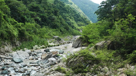 montañas boscosas con río seco de nizao en