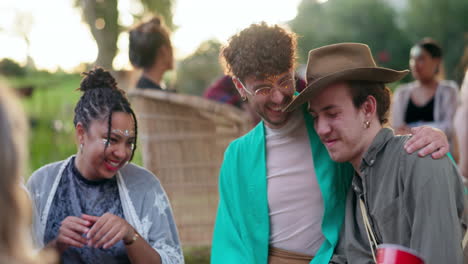 baile, festival y amigos abrazados felices en una fiesta