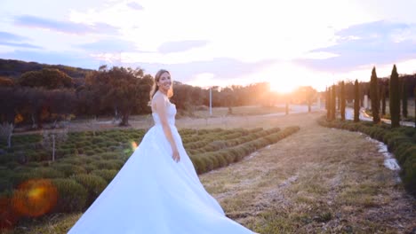 la novia en el campo de lavanda de provenza al atardecer, un destino de boda paisaje de ensueño