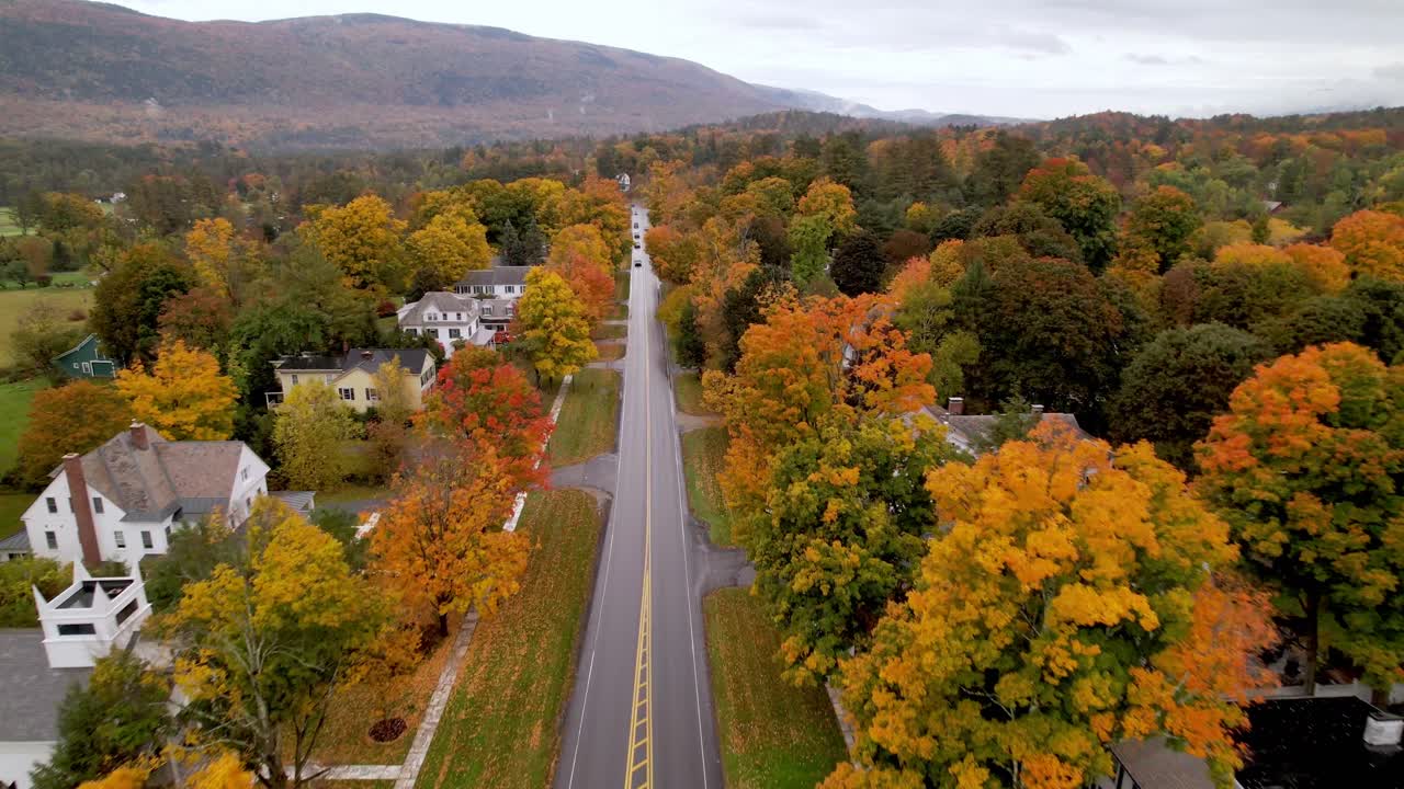 barrio pintoresco en el pueblo de manchester vermont en otoño