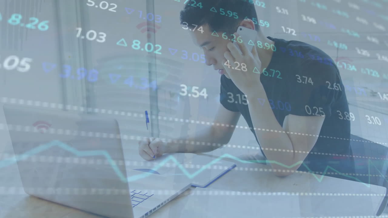 아시아인 남자가 드폰으로 대화하는 동안 노트에 글을 쓰는 다채로운 무역 보드의 애니메이션