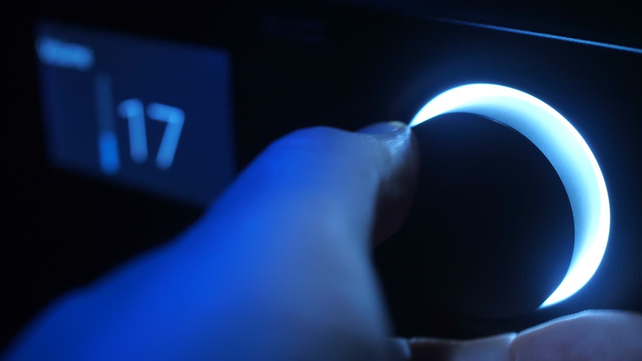 어 속에서 손은 볼 컨트롤을 돌리고, 파란 빛으로 조명됩니다.