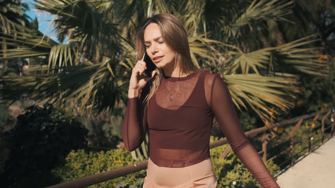 una mujer hermosa enojada y molesta hablando por teléfono mostrando gestos confusos.