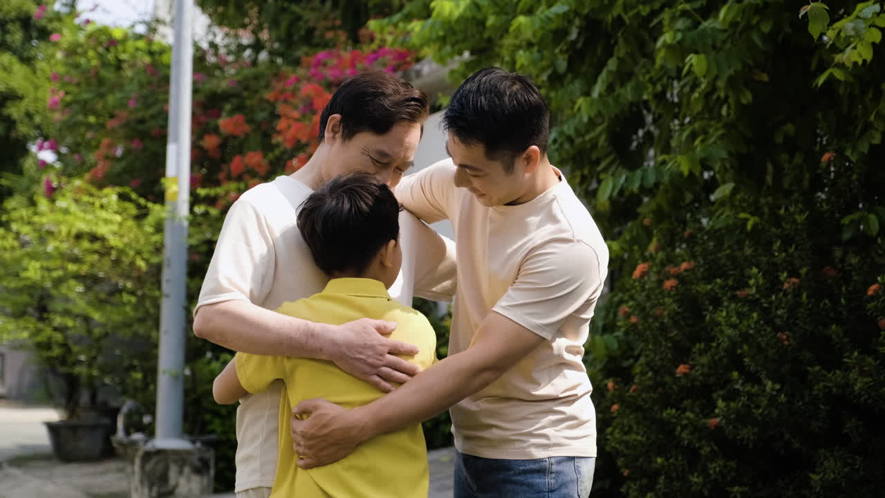 아시아 남자와 소년 야외