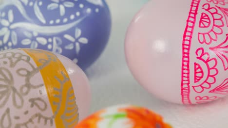 animación de huevos de pascua sobre fondo blanco