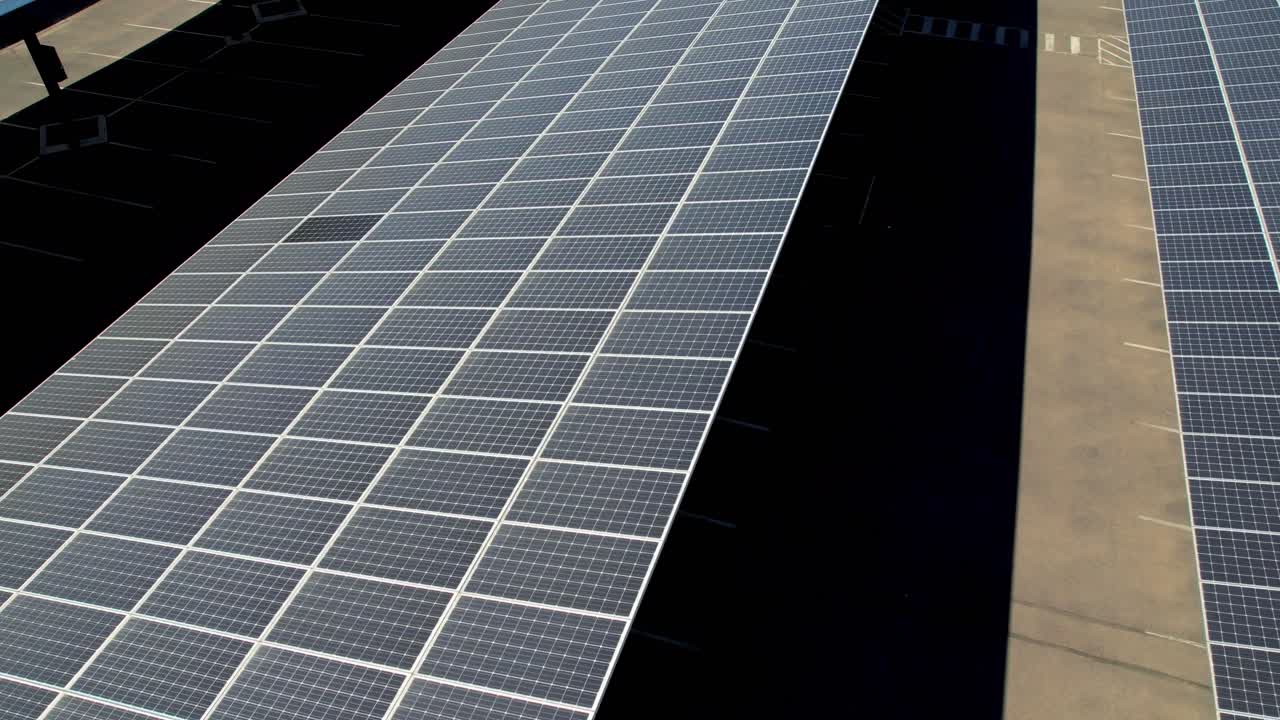 마라나 애리조나에 있는 의료 시설의 태양 전지판 타이트 공중 촬영