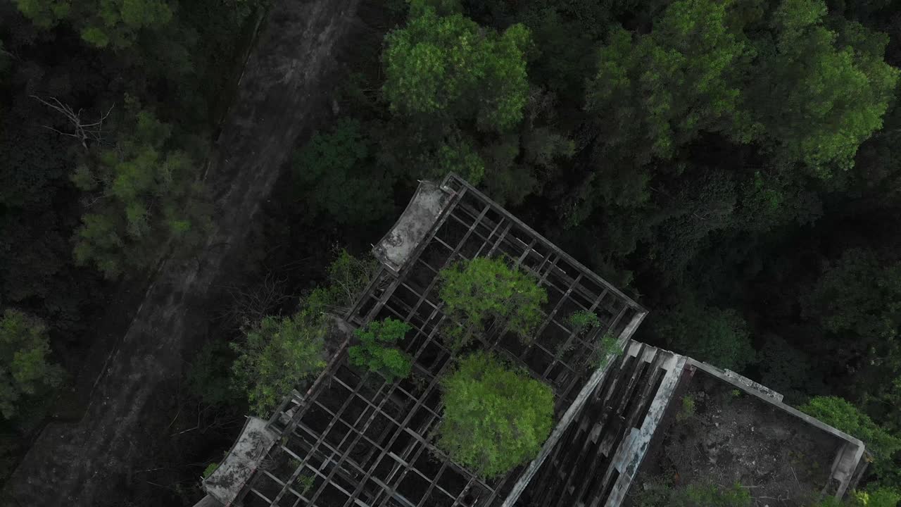 volando sobre el condominio highland towers en taman hillview, desde el aire
