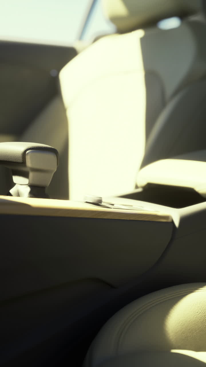 Elegante interior de un vehículo moderno que muestra lujosas características de asientos