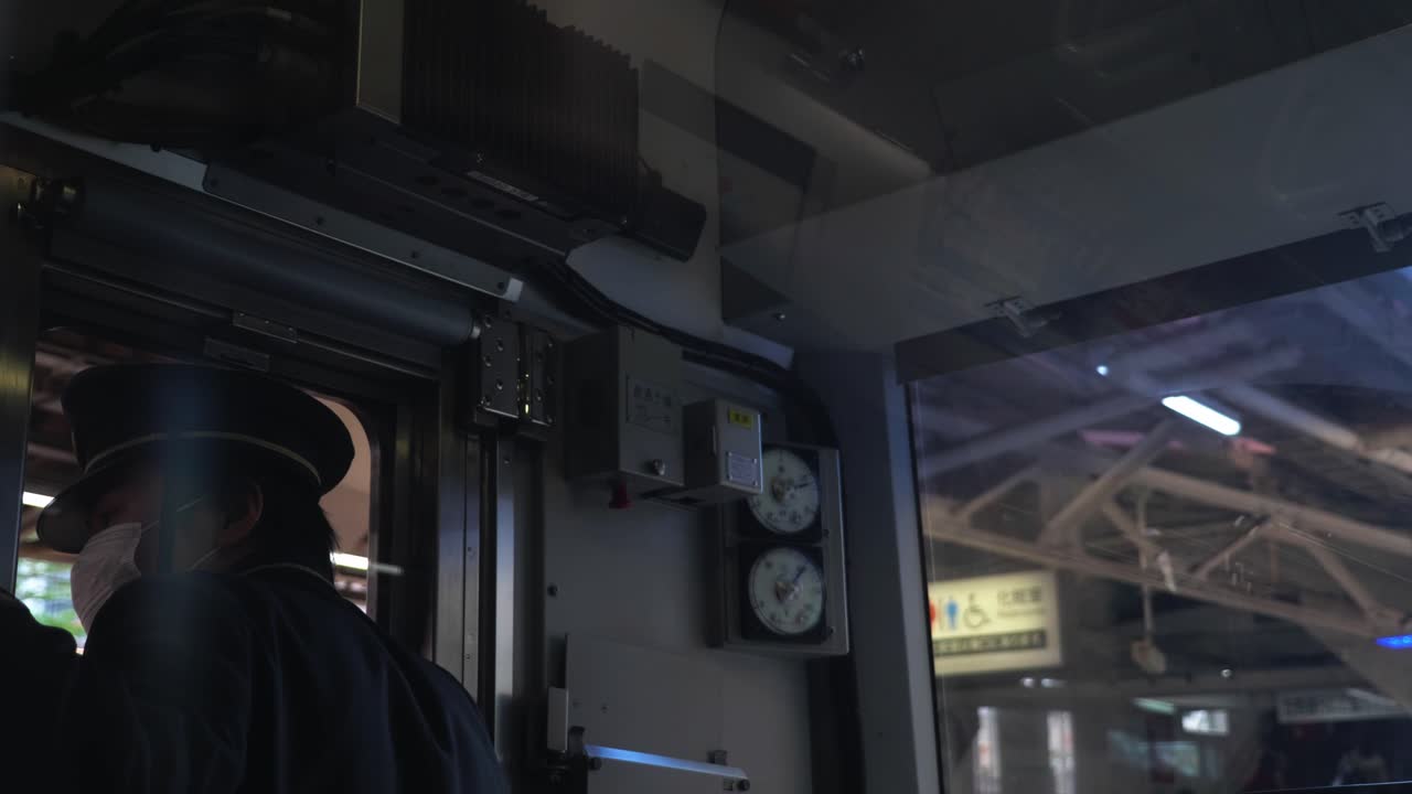 기내의 일본 열차 감독관, 4k 슬로우 모션