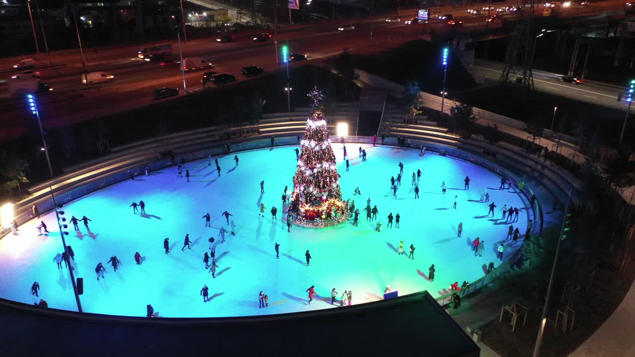 밤 에 크리스마스 아이스 스케이팅 리크