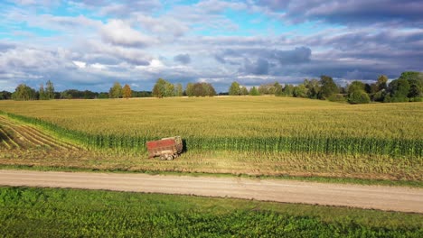 Campo-De-Maíz-Y-Remolque-De-Tractor