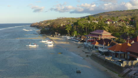 Filmische-Kamerakurve,-Um-Nusa-Penida-Am-Abgelegensten-Strand-Versteckte-Balinesische-Traditionelle-Kultur-Mit-Traditionellem-Fischersegelboot-Im-Indischen-Ozean-Einzufangen,-Gefilmt-In-4k