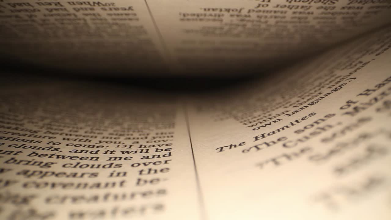 moviéndose lateralmente a través de un libro de derecha a izquierda, la página inferior se curva hacia abajo mientras que la página superior permanece plana y estática