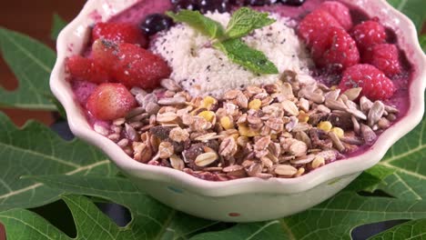 un desayuno de postre de tazón de batido con ingredientes saludables