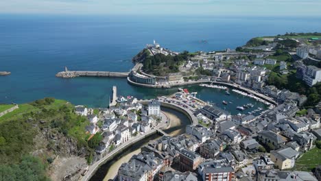 pueblo pesquero y puerto de luarca en asturias, españa - círculo aéreo de 4k