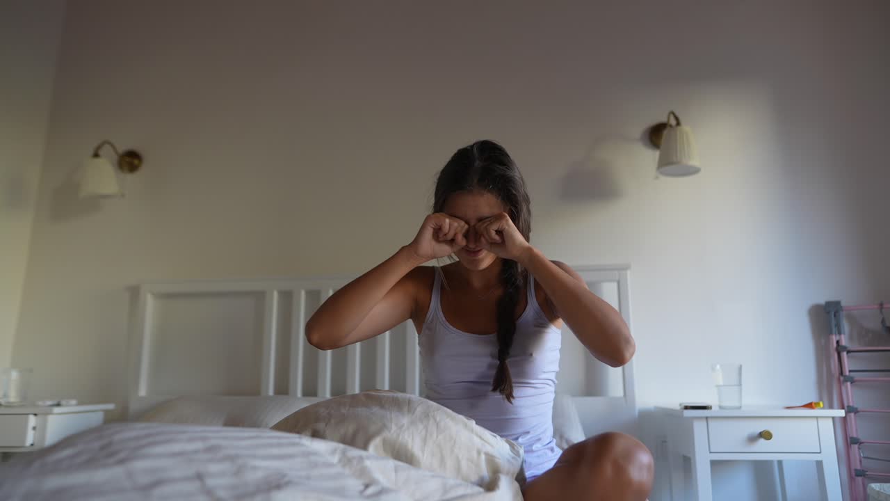 mujer despertando en la cama