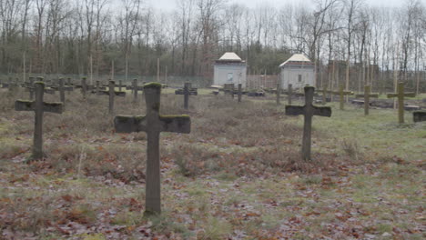 amplia cacerola sobre viejas lápidas en el cementerio cubierto de malezas
