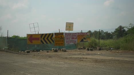 Toma-Estática-De-Los-Paneles-De-Advertencia-Del-Sitio-De-Construcción-De-Samruddhi-Para-Los-Viajeros