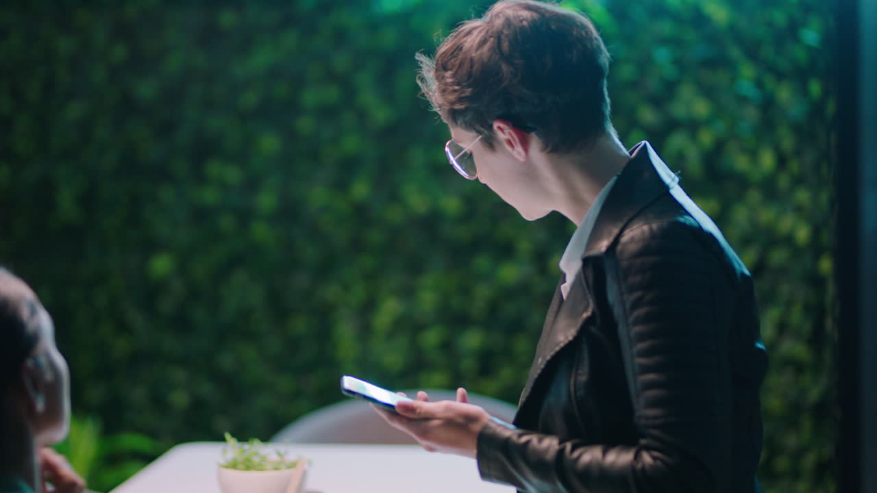 늦게 일하는 젊은 사업가 동료들이 창의적인 아이디어를 모으고 프로젝트 마감일을 논의하고 협력하여 트렌디한 스타트업 사무실 작업 공간에서 성공적인 전략을 계획합니다.