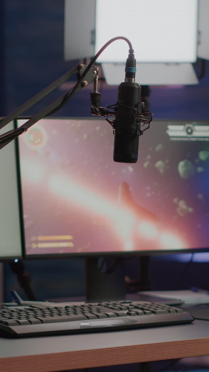 Setup professionale per gaming e streaming con microfono.