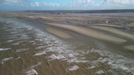 Hilbre-Island,-West-Kirby,-Wirral---Luftdrohnenwellen-Fegen-Texturen