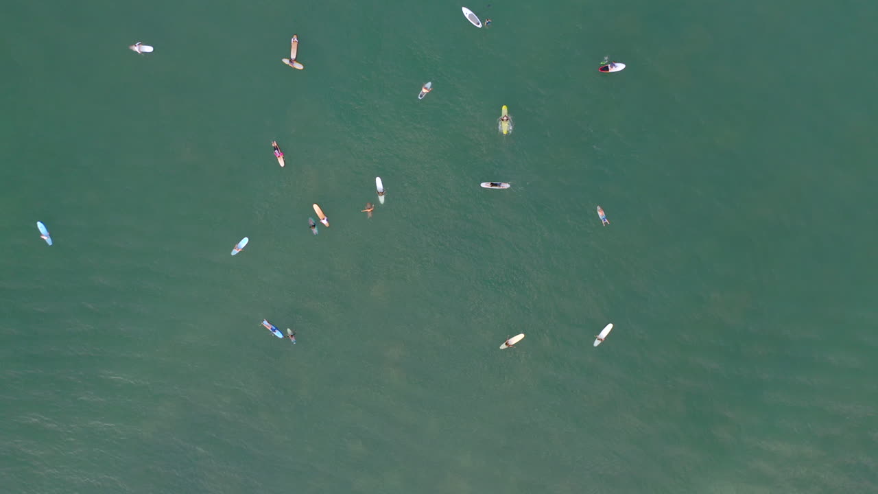파도가 타기를 바다에서 기다리는 서퍼들의 하향식 전망