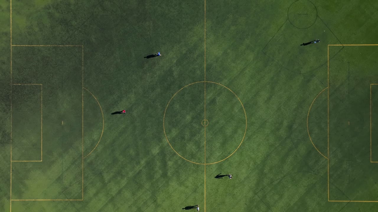 Pemandangan udara dari atas lapangan sepak bola.