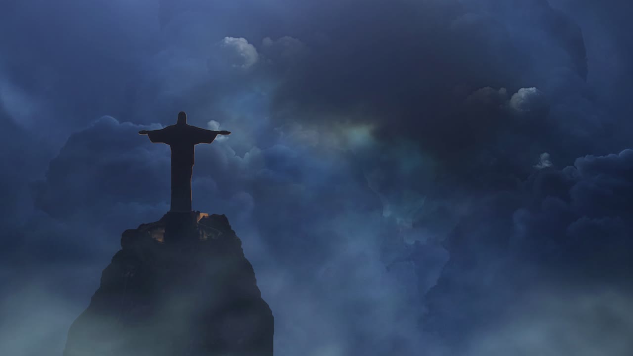뇌우 배경으로 산에 예수 동상