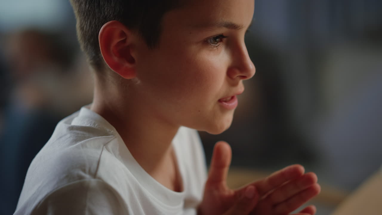 학생과 교사가 온라인에서 대화하는 것