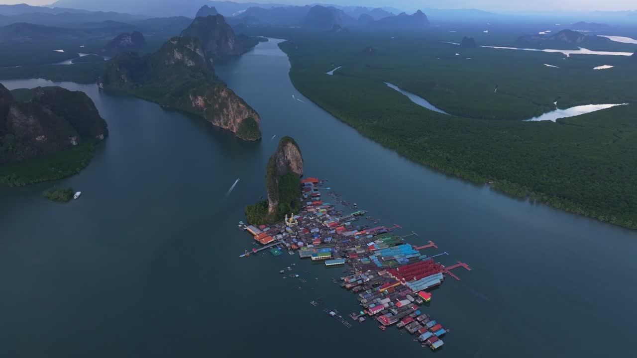 Ngôi làng nổi Koh Panyi tuyệt đẹp được chụp từ trên cao, Thái Lan.