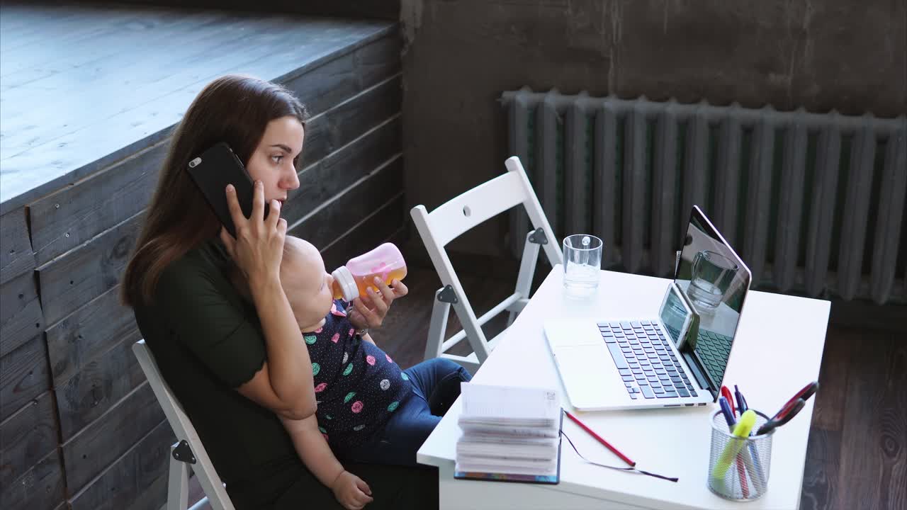 mamá trabajando con el bebé