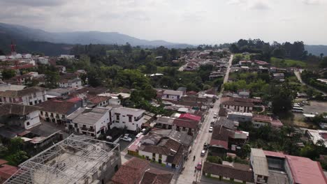 Vista-Aérea-Del-Encanto-Colonial-De-Salento,-Colombia---Aérea