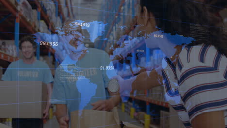 animación del procesamiento de datos financieros y el mapa del mundo sobre diversos voluntarios en el almacén