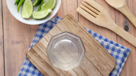 bebida refrescante de agua de limón en la mesa , vista desde arriba