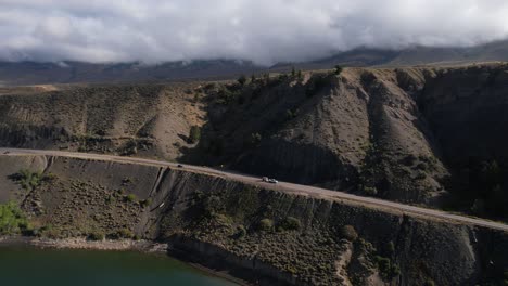 Vista-Aérea-Del-Tráfico-De-La-Autopista-9-Del-Estado-De-Colorado-A-Lo-Largo-Del-Depósito-De-Agua-De-La-Montaña-Verde-Del-Río-Azul