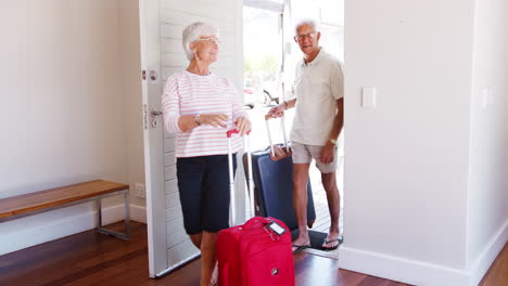 pareja de ancianos llegando al alquiler de vacaciones de verano