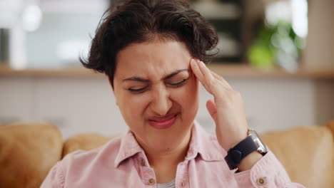 mujer con dolor de cabeza