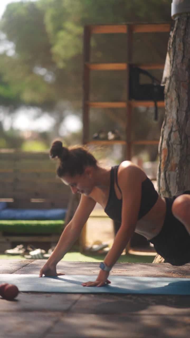 mujer haciendo ejercicio al aire libre