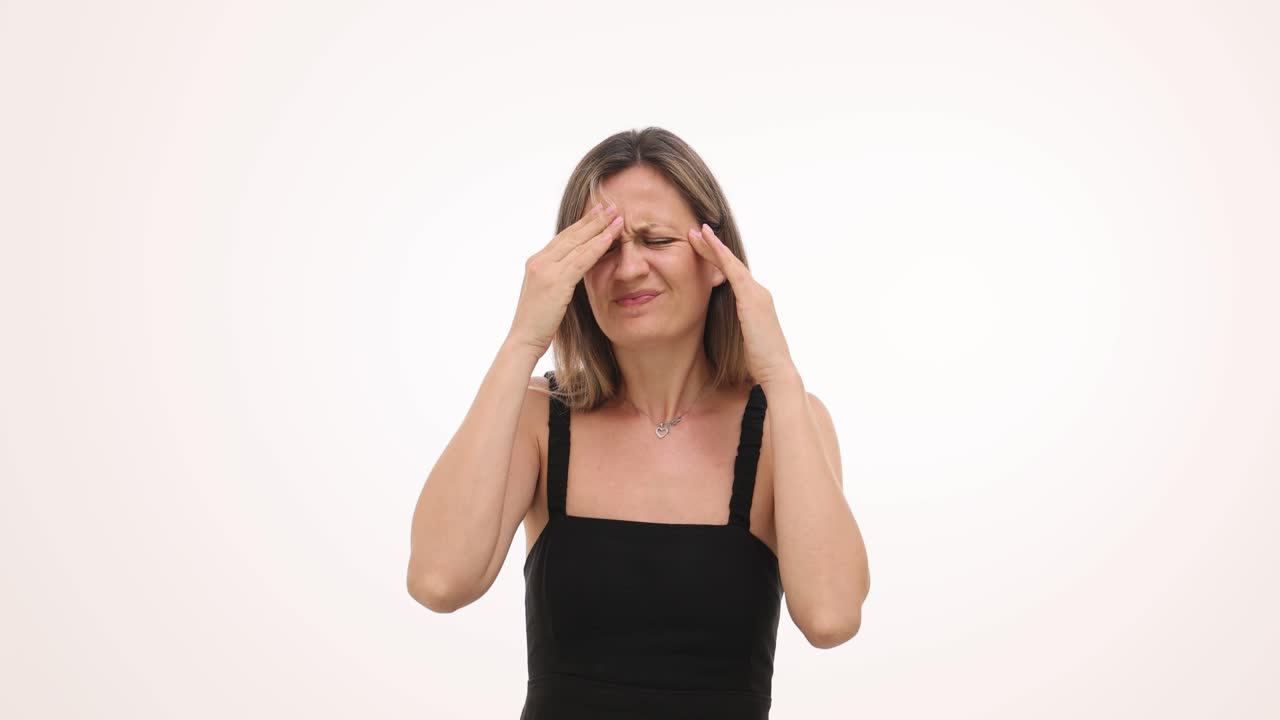 mujer con dolor de cabeza