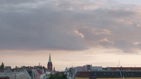 Cloudscape-Sobre-El-Paisaje-Urbano-Con-La-Torre-Prenzlauer-Berg-En-Berlín,-Alemania