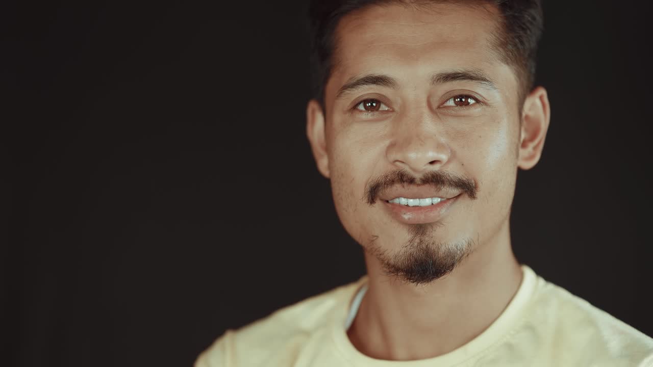 웃고 행복을 느끼는 젊은 남자의 초상화