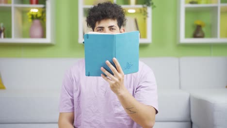un estudiante feliz.