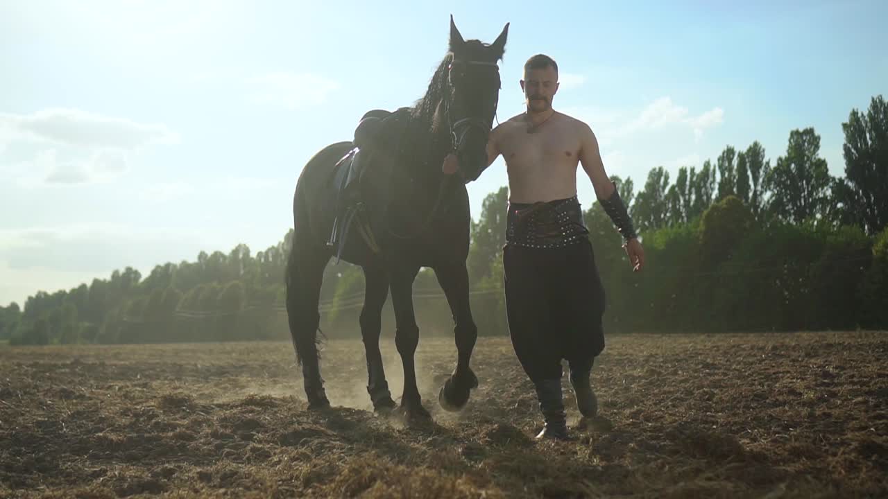 un uomo cammina con un cavallo nel campo 02