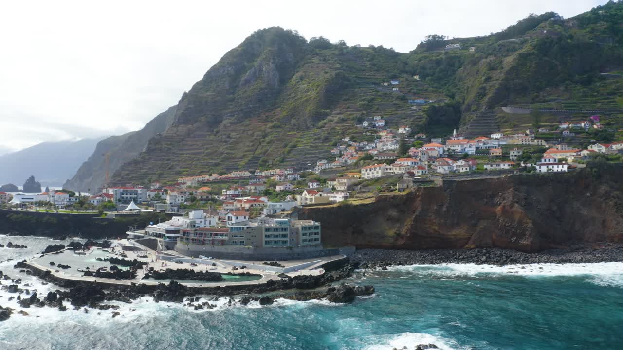 Vista aérea das piscinas naturais no Porto Moniz.