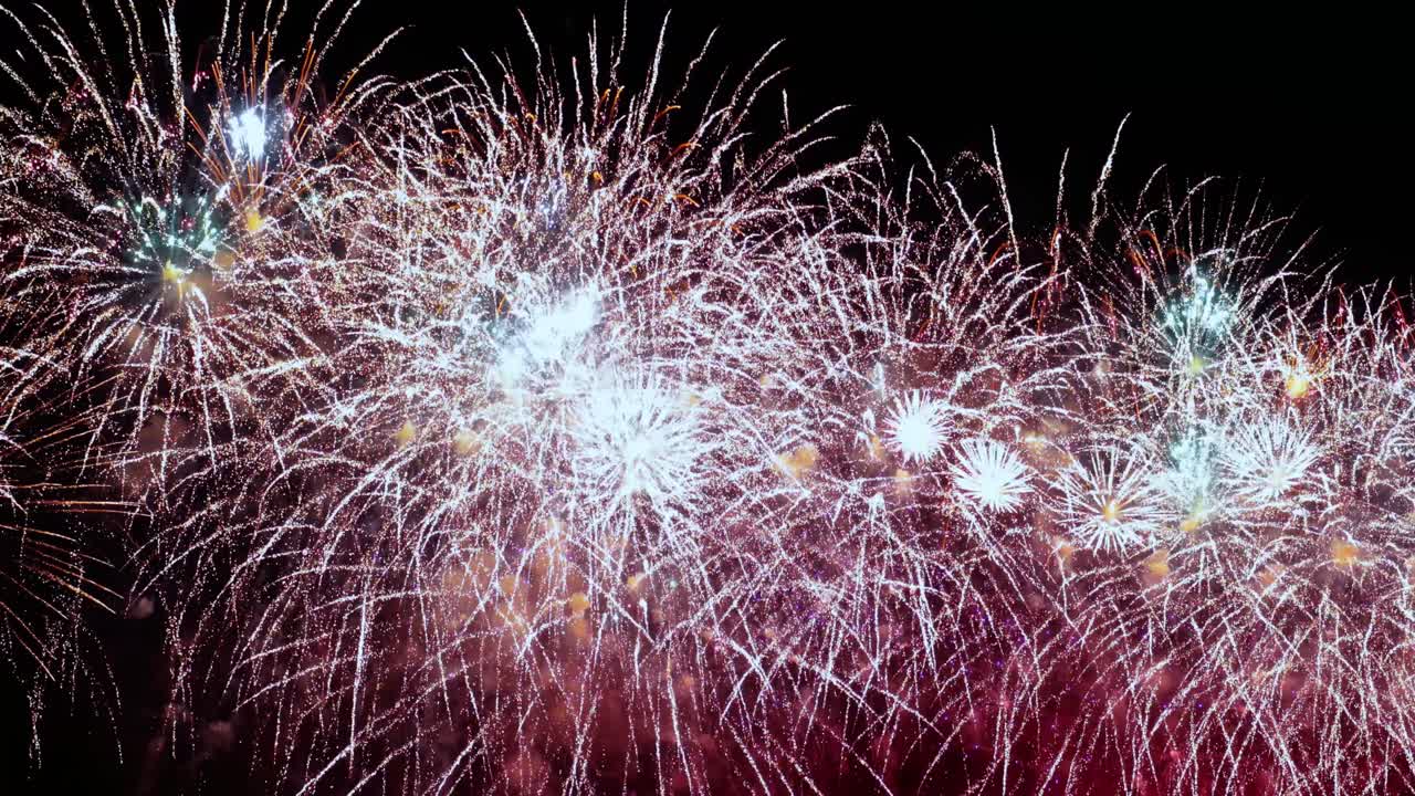 coloridos fuegos artificiales explotando en el cielo nocturno. celebraciones y eventos en colores brillantes.