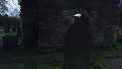 Historische-Windleshaw-Kirchenmauer,-Wahrzeichen-In-Zeitlupe-Um-Friedhofsruinen