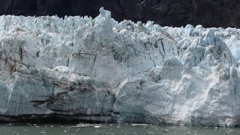 hermoso glaciar margerie en el parque nacional y reserva de la bahía de los glaciares, alaska