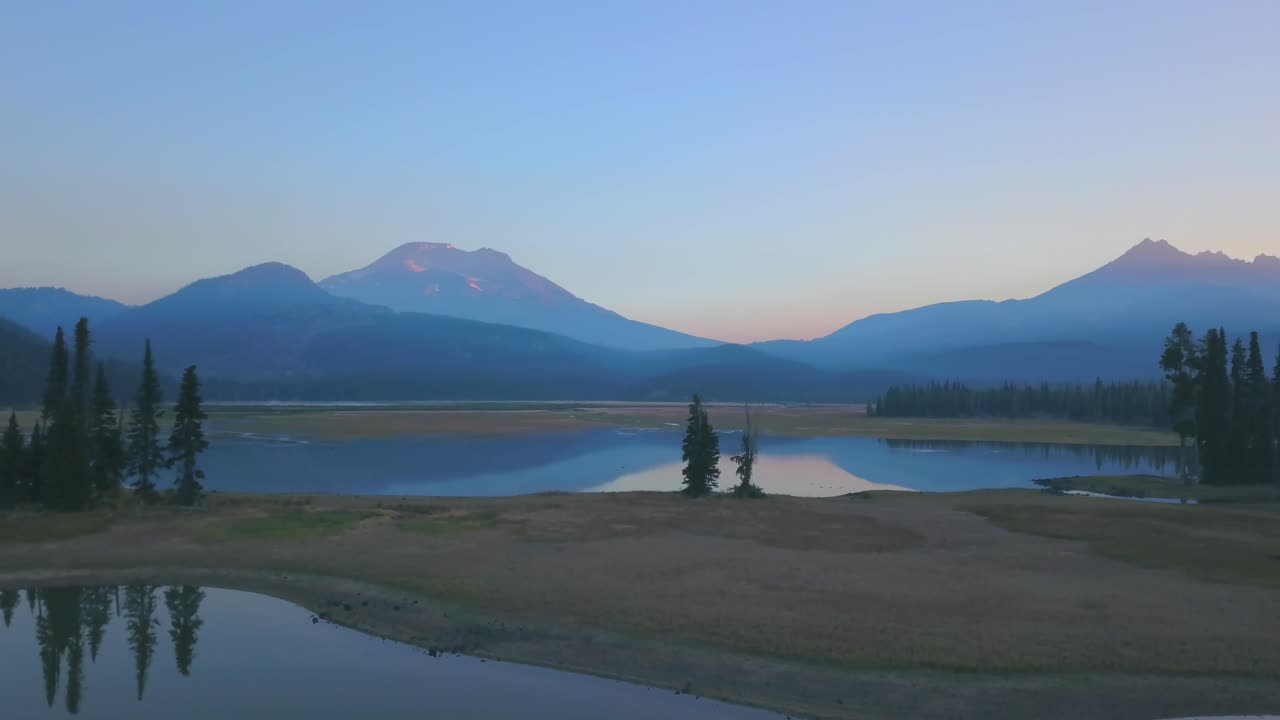 el amanecer en el lago sparks, oregon.