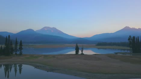 Sunrise-at-Sparks-Lake,-Oregon