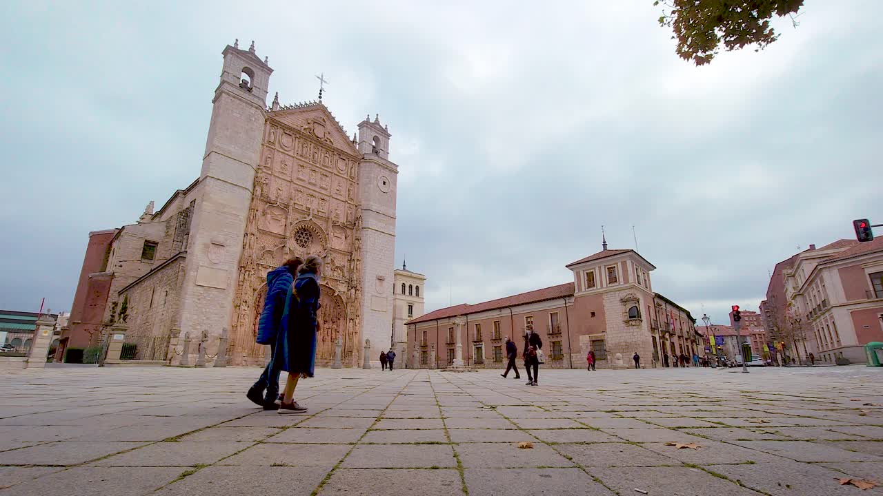 timelapse de la fachada de la iglesia de san pablo durante la mañana nublada en valladolid, castilla y león, españa